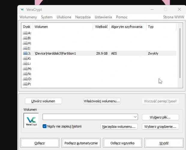 Główne okno VeraCrypt z zamontowanym wolumenem na literze J: o wielkości 29,9 GB, algorytmem AES i wartością „Zwykły” w kolumnie Typ.