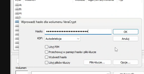 Okno „Wprowadź hasło dla wolumenu VeraCrypt” z zamaskowanym hasłem, polem KDF ustawionym na Autodetekcja oraz opcjami PIM i plików-kluczy.