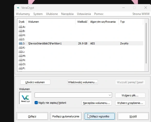 Główne okno VeraCrypt z kursorem na przycisku „Odłącz wszystko”.