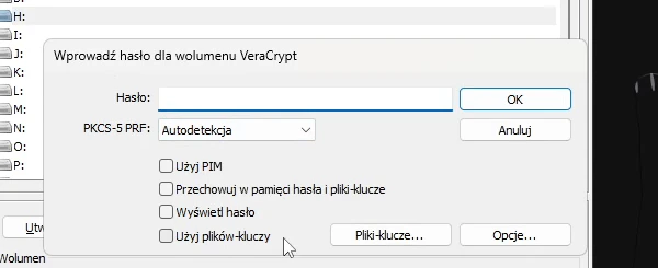 Okno „Wprowadź hasło dla wolumenu VeraCrypt” z polem na hasło i przyciskiem „Opcje…” w prawym dolnym rogu.