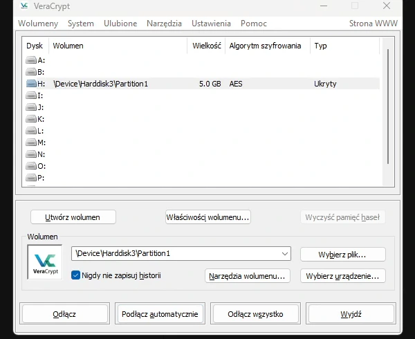 Główne okno VeraCrypt z zamontowanym wolumenem na literze H: o wielkości 5 GB, algorytmem AES i wartością „Ukryty” w kolumnie Typ.